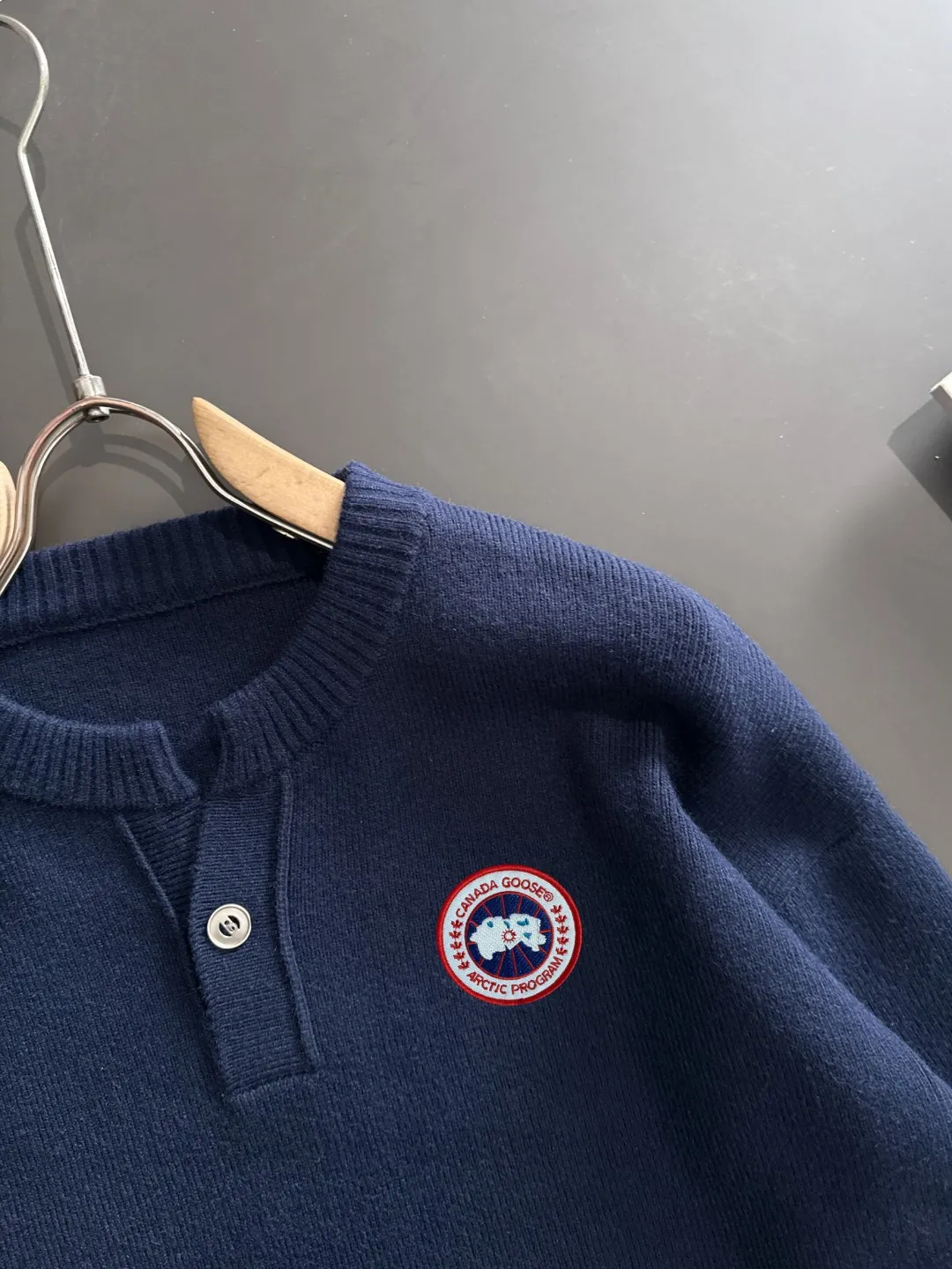 Next day shipping P360 Big Goose 2025 official website latest winter sweater, popular items are on sale at the counter simultaneously! Specially made of wool blended fabric. It feels comfortable and can be directly in contact with the skin. The logo badge is exquisitely embroidered, which is extremely eye-catching! The details highlight the fashionable charm of big brands. Exquisite workmanship. Three-dimensional cutting style. The wearing effect is invincible and handsome! All three standards are complete! Size: M-2XL